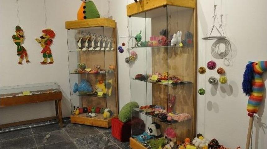 &Ccedil;&ouml;pe Gidecek Malzemelerden Oyuncak Yaptı