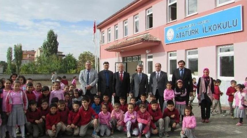 Eğitim &Ouml;ğretime Yeni Başlayan Atat&uuml;rk İlk&ouml;ğretim Okulu Bah&ccedil;esine 45 Fidan Dikildi