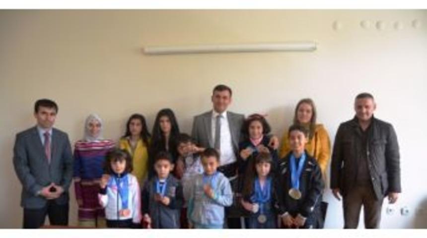 Kaymakam &Ouml;z, Başarılı Sporcuları &Ouml;d&uuml;llendirdi