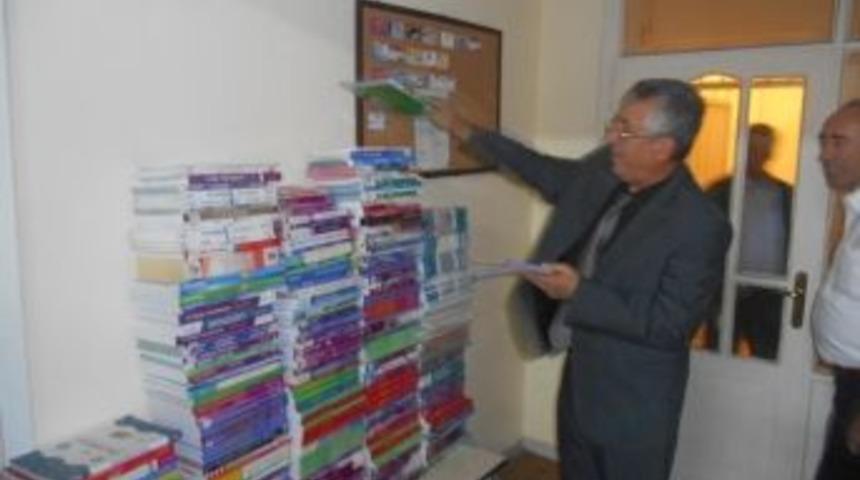 Yardımlaşma Derneğinden &Ouml;ğrencilere 6 Bin Kitap