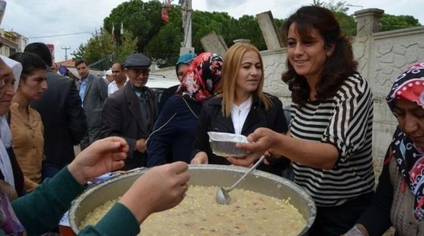 Ak Parti Selendi Teşkilatı Aşure Dağıttı