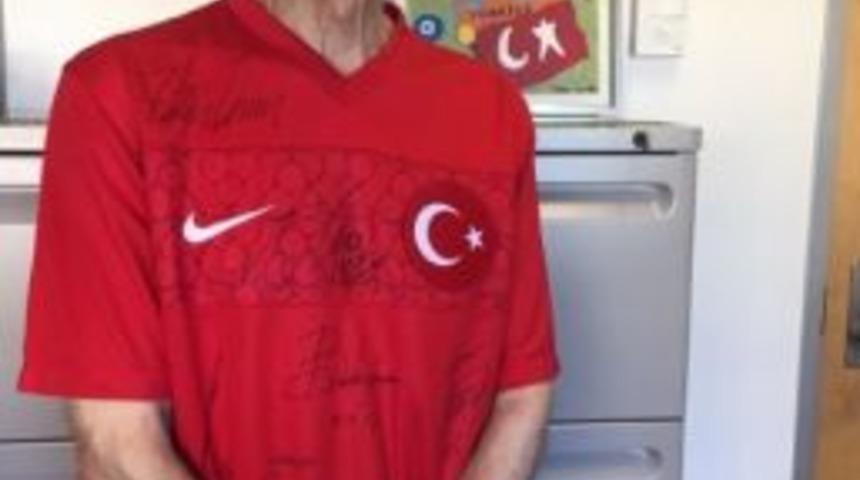 Milli Forma Aziz Sancar&rsquo;ın Sırtında