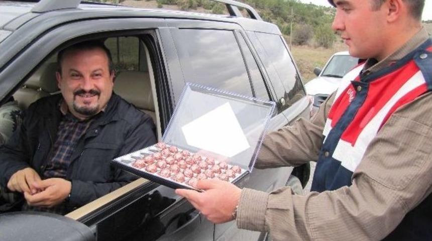 Hisarcık Jandarmasından S&uuml;r&uuml;c&uuml;lere Ceza Yerine &Ccedil;ikolata