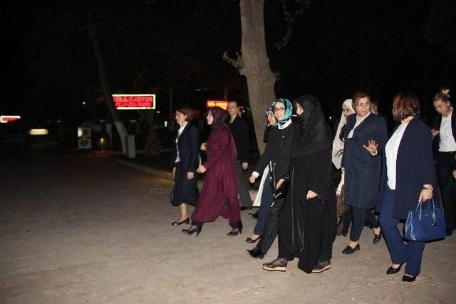 (özel) Sare Davutoğlu Balıklıgöl’ü Ziyaret Edip Balıklara Yem Verdi