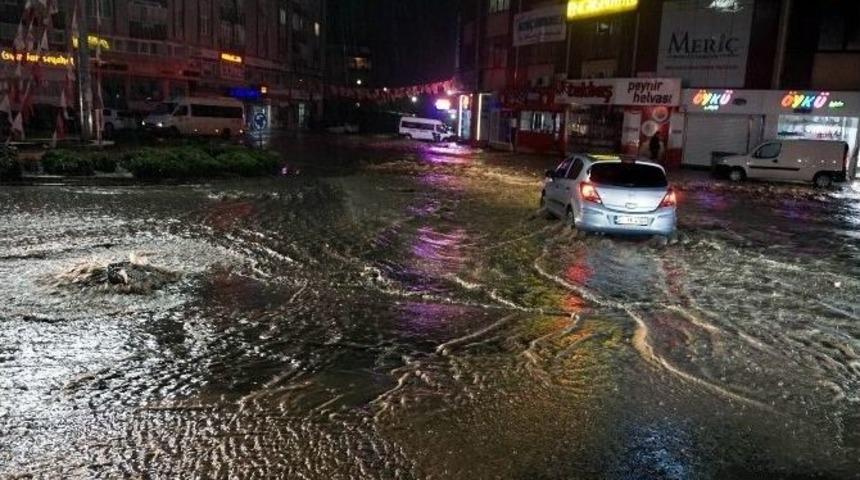 Sağanak Yağmur Caddeleri G&ouml;le &Ccedil;evirdi