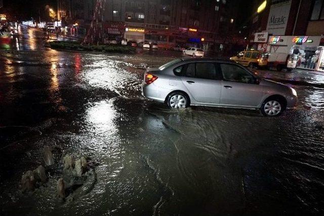 Sağanak Yağmur Caddeleri Göle Çevirdi