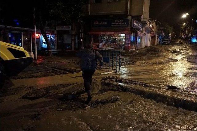 Sağanak Yağmur Caddeleri Göle Çevirdi