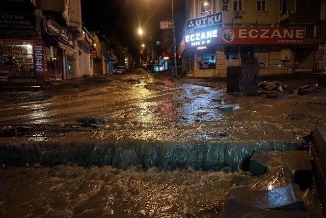 Sağanak Yağmur Caddeleri Göle Çevirdi