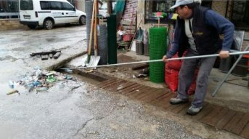 Taşkınların Nedeni, Sokağa Atılan &Ccedil;&ouml;pler