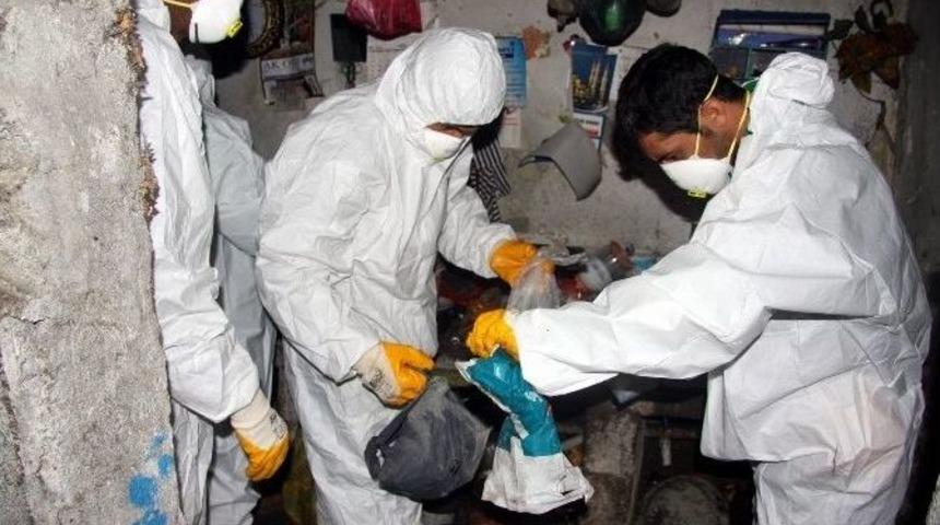 (&ouml;zel Haber) Yaşlı Adamın Evinden &Uuml;&ccedil; Kamyon &Ccedil;&ouml;p &Ccedil;ıktı