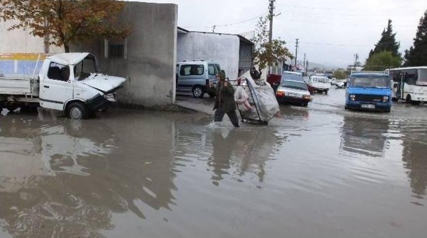 Burhaniye&rsquo;de Yağmur Sokakları G&ouml;le &Ccedil;evirdi