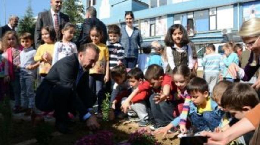 Doğan, &Ouml;ğrencilerle &Ccedil;i&ccedil;ek Ekti