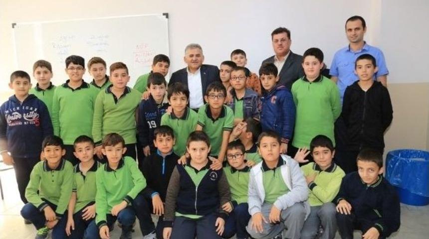 Başkan Memduh B&uuml;y&uuml;kkkılı&ccedil; 19 Mayıs Mahallesindeki Okulu Ziyaret Etti