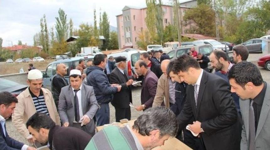 Oltu&rsquo;da Cuma Namazı Sonrası Cemaate Aş&uuml;re İkramı