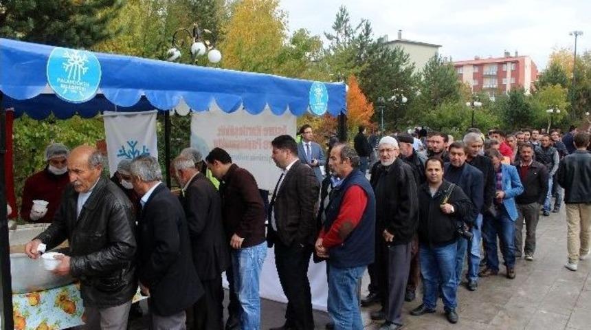 Paland&ouml;ken Belediyesi Vatandaşlara Aşure Dağıttı