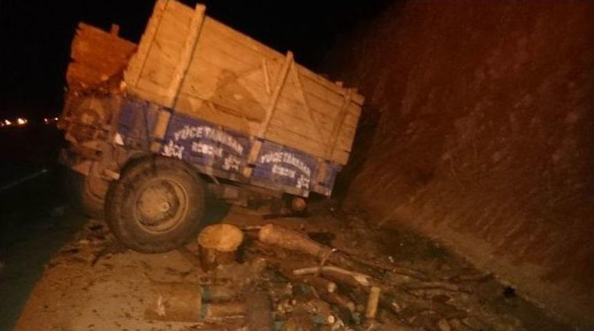 Koyulhisar&rsquo;da Trafik Kazası: 4 Yaralı