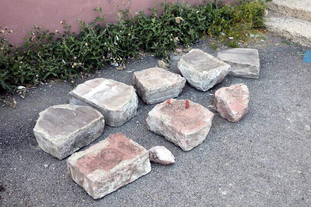 Okulun bahçe duvarındaki mezar taşları söküldü