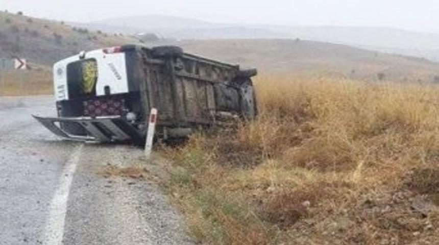 Okul Servis Minib&uuml;s&uuml; Devrildi 16 Kişi Yaralandı