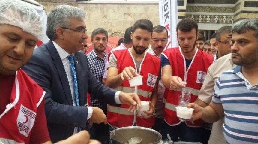 Kızılay&rsquo;dan Halka Aşure İkramı