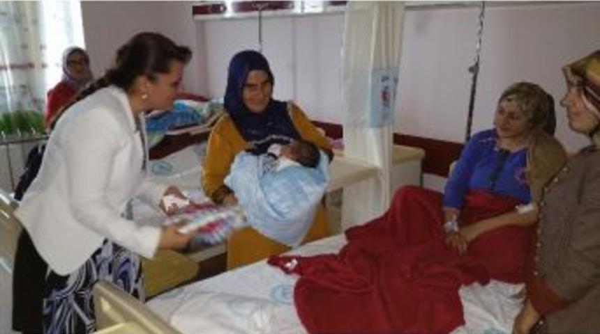 H&uuml;rriyet, Yeni Doğan Bebeklere Hediye Dağıttı