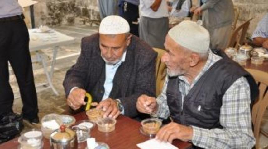 Tarsus Belediyesi Aşure Dağıttı