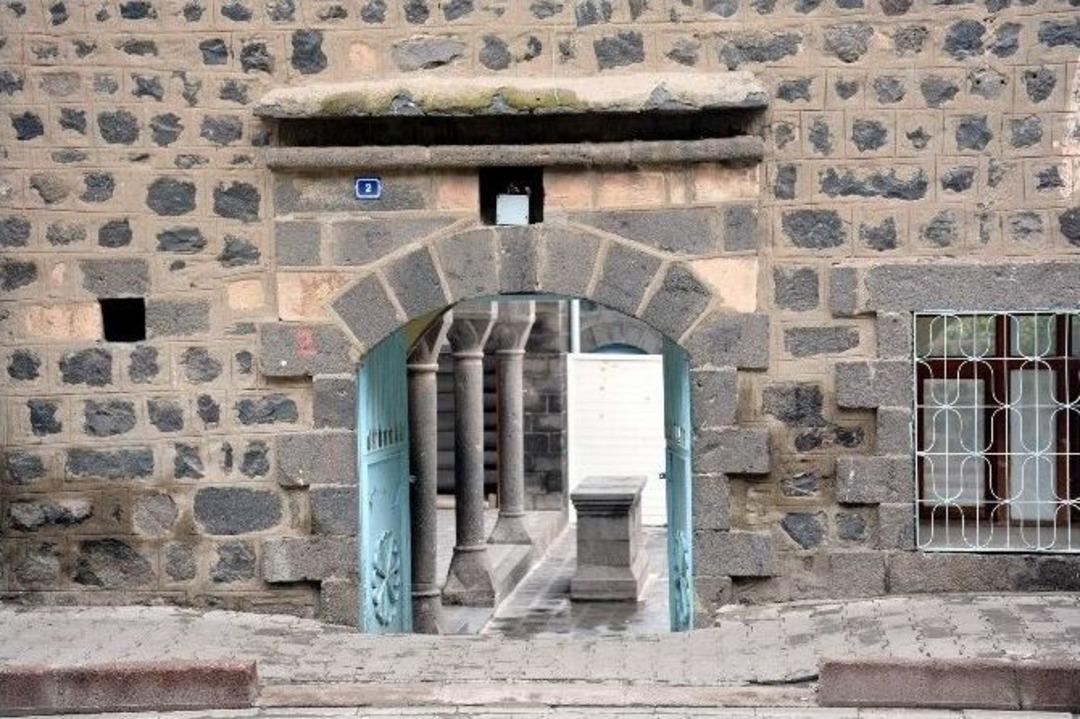 Siverek&rsquo;te Cami Kapısına Bırakılan Paket Korkuttu