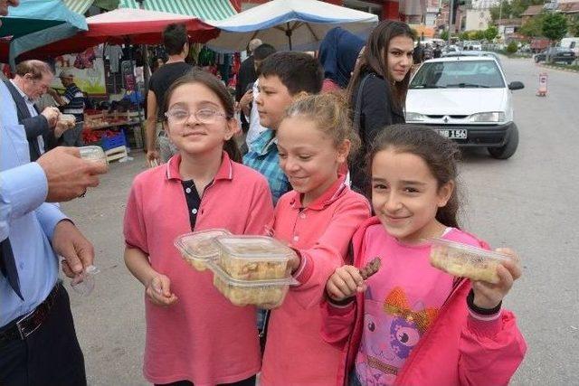 Başkan Özcan Vatandaşlara Aşure Dağıttı