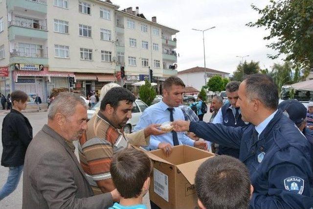 Başkan Özcan Vatandaşlara Aşure Dağıttı