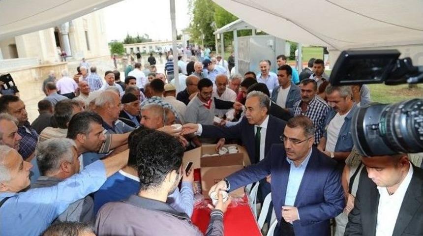 Y&uuml;reğir Belediyesi Aşure Dağıttı