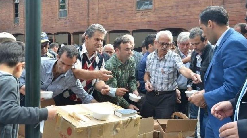 Sinop&rsquo;ta Cuma Namazı &Ccedil;ıkışı Aşure Dağıtıldı