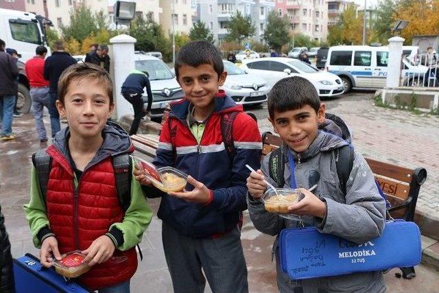 Aziziye’den Vatandaşa Aşure İkramı…