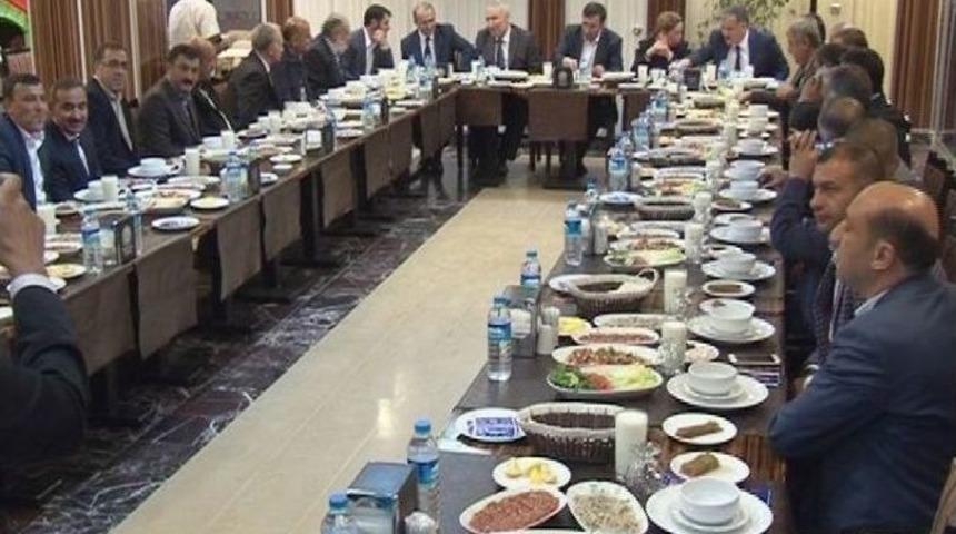 Başbakan Yardımcısı Yılmaz, Hemşehrileriyle Yemekte Buluştu