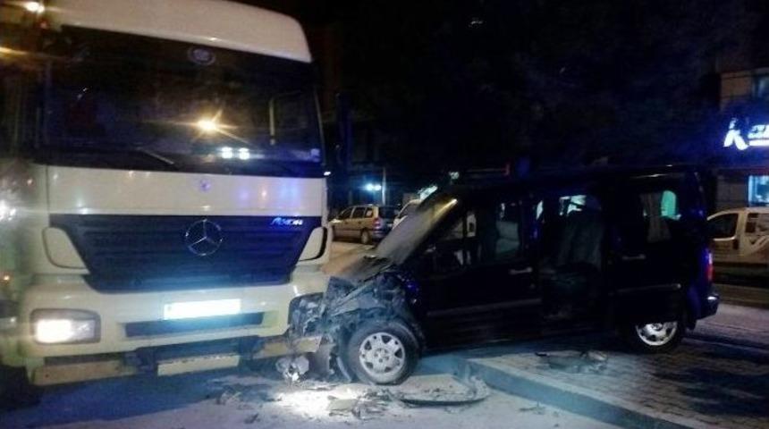 Karab&uuml;k&rsquo;te Trafik Kazası: 5 Yaralı