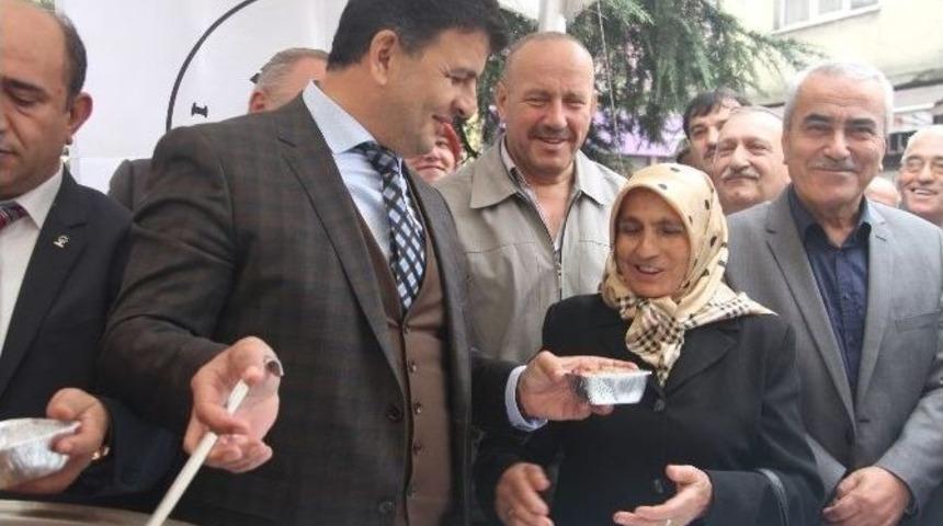 Şahin Ve Ulupınar Elleriyle Aşure Dağıttı