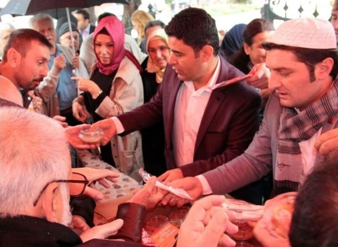Ak Parti Milletvekili Adayı Osman Boyraz, Maltepe&rsquo;de Aşure Dağıttı