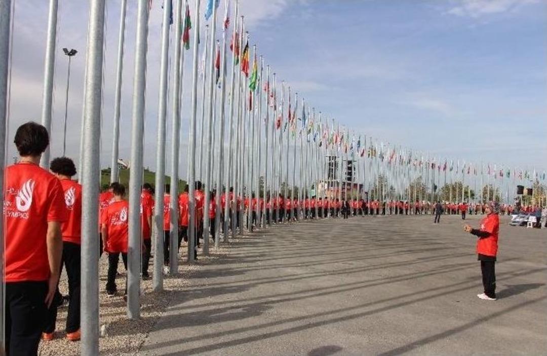 108 &Uuml;lkenin Bayrağı G&ouml;ndere &Ccedil;ekildi