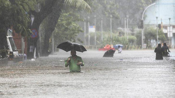 Hindistan'da muson yağmurları 1 ayda 569 can aldı