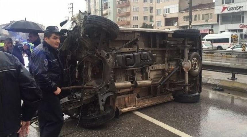 Banka Aracı Elektrik Direğine &Ccedil;arpıp Takla Attı: 2 Yaralı