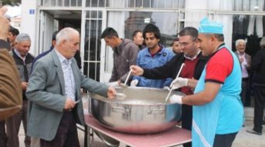 Başkan Demirhan Vatandaşlara Aşure Dağıttı