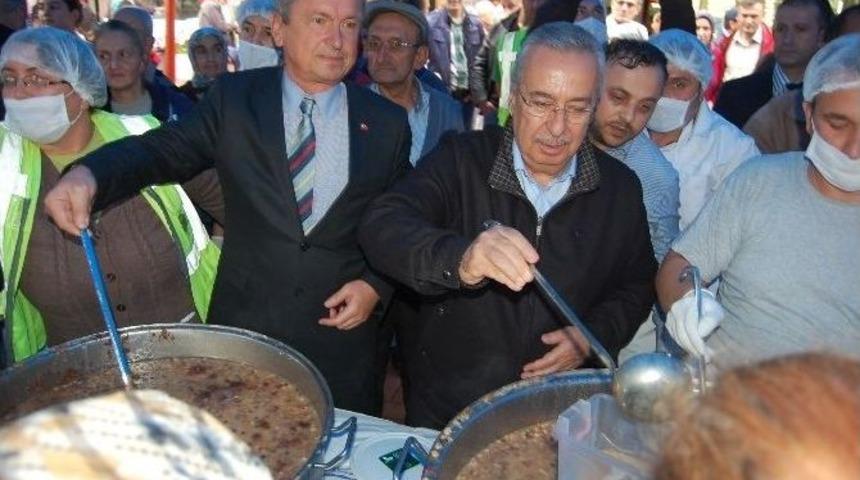 &Ccedil;akan &Ccedil;aycuma&rsquo;da Aşure Dağıttı