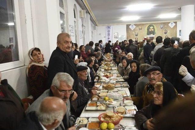 Kılıçdaroğlu, Garip Dede Dergahının İftarına Katıldı