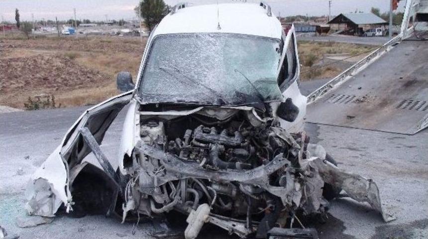 Kamyon İle Kamyonet &Ccedil;arpıştı: 6 Yaralı