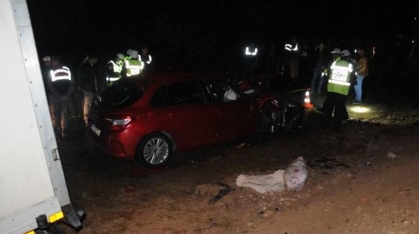 Sağanak Yağış Kaza Getirdi: 1 &Ouml;l&uuml;, 4 Yaralı