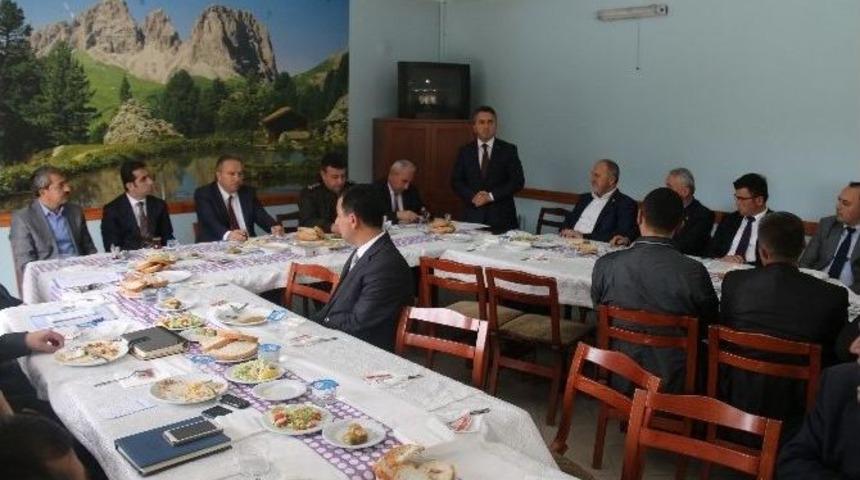 Vali Muhtarlardan İstekte Bulundu