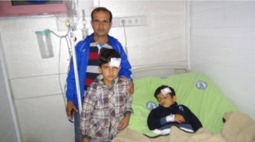 Minib&uuml;s&uuml;n Arkasına Asılan İki &Ccedil;ocuk D&uuml;şerek Yaralandı