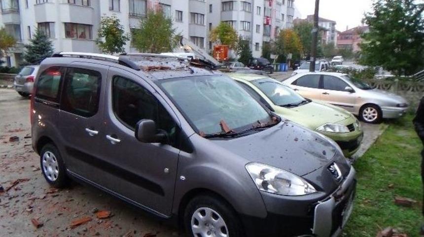 Bolu&rsquo;da Apartmanın &Ccedil;atısına Yıldırım D&uuml;şt&uuml;