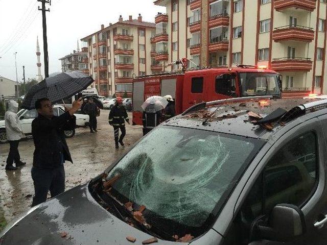 Bolu’da Apartmanın Çatısına Yıldırım Düştü