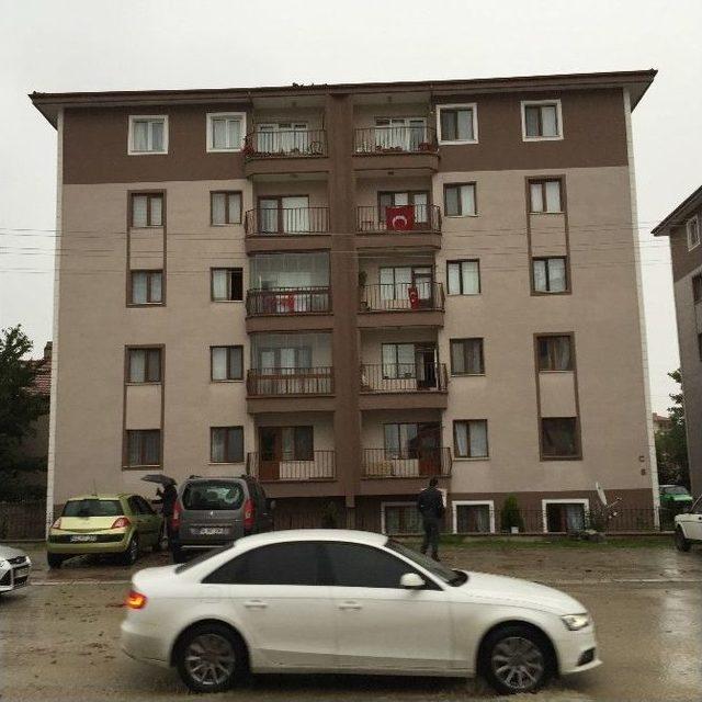 Bolu’da Apartmanın Çatısına Yıldırım Düştü