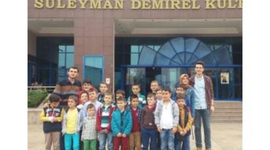 İzmitli Gen&ccedil;lerden &ldquo;&ccedil;ocuk G&uuml;lerse D&uuml;nya G&uuml;ler&rdquo; Projesi