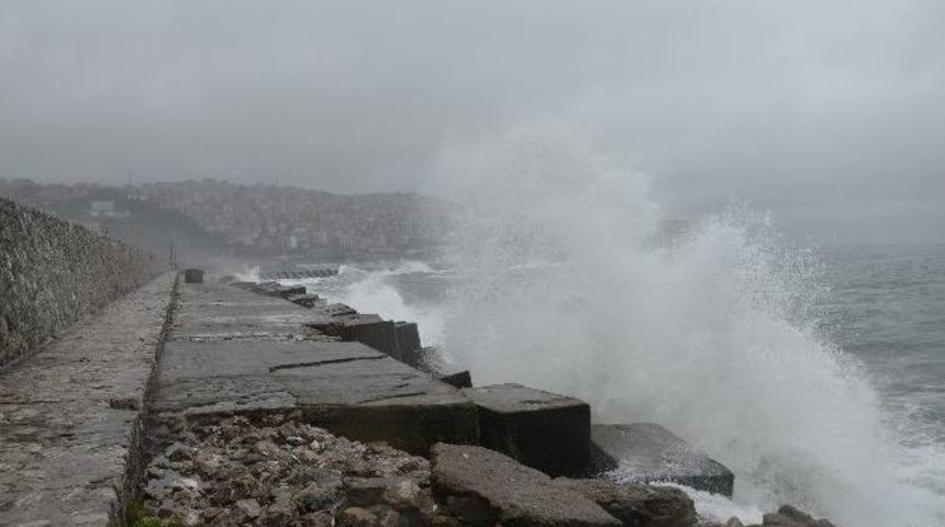 Karadeniz&rsquo;de Dalgalar Gemileri Beşik Gibi Salladı